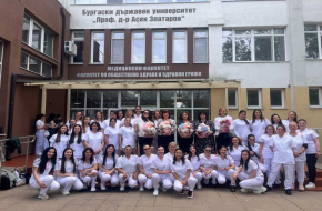 Студенти от първи курс „Медицинска сестра“ отбелязаха Международния ден на медицинската сестра с жест към преподавателите си