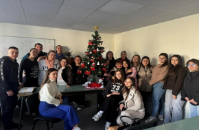 Нов преподавател в Медицински колеж дари коледна украса и обедини студентите около празничната подготовка