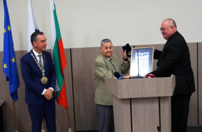 Доц. Николай Ралев бе удостоен със званието „Почетен гражданин на Бургас“