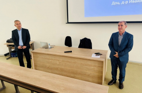 Доц. д-р Ивайло Михайлов представи актуални финансови тенденции пред широка аудитория в БДУ