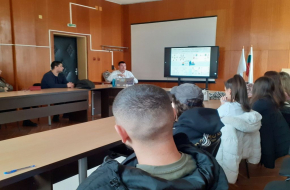 Публична лекция за криптовалутите събра студенти в Бургаския държавен университет