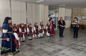 Деца от ДГ „Детелина“ внесоха празнично настроение във ФОН към БДУ с лазаруване